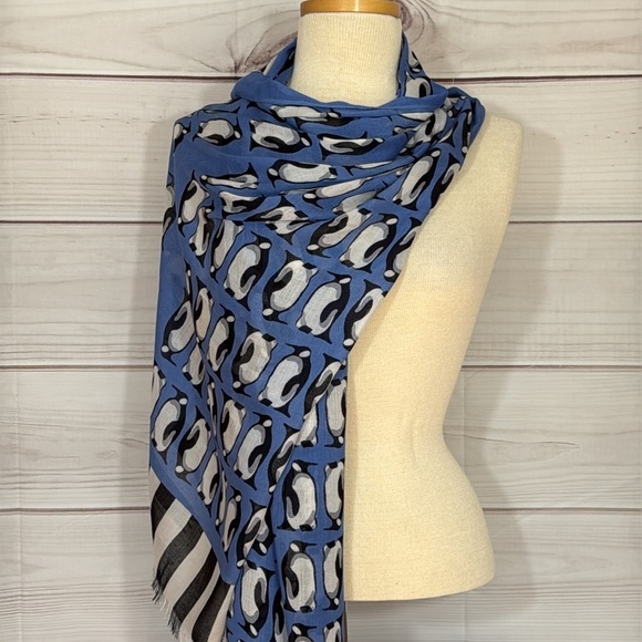 NWT Vera Bradley Soft Fringe Scarf in Playful Penguins Blue - Picture 3 of 4